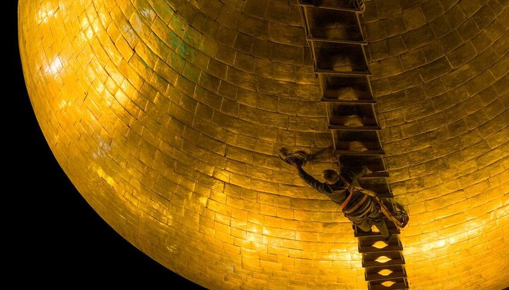 Lavaggio della cupola del Santuario dell’Imam Husayn (pace su di lui) alla vigilia del mese di Muharram