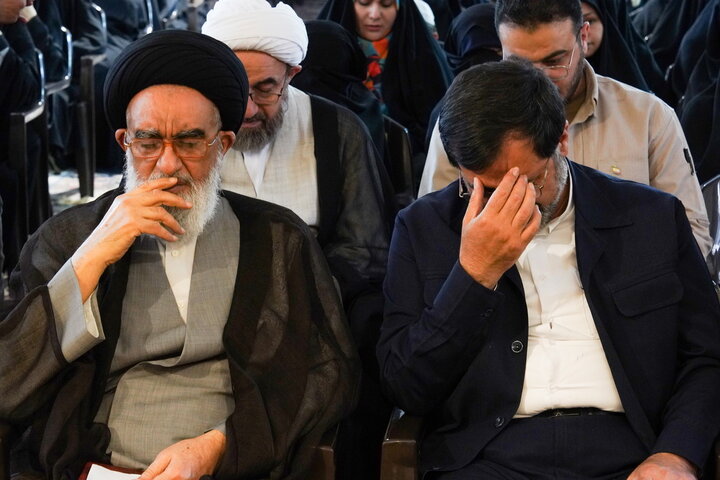 تکریم بانوان فعال اجتماعات شبانه استان قم در حرم بانوی کرامت