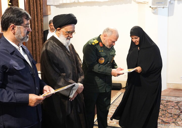 تکریم بانوان فعال اجتماعات شبانه استان قم در حرم بانوی کرامت