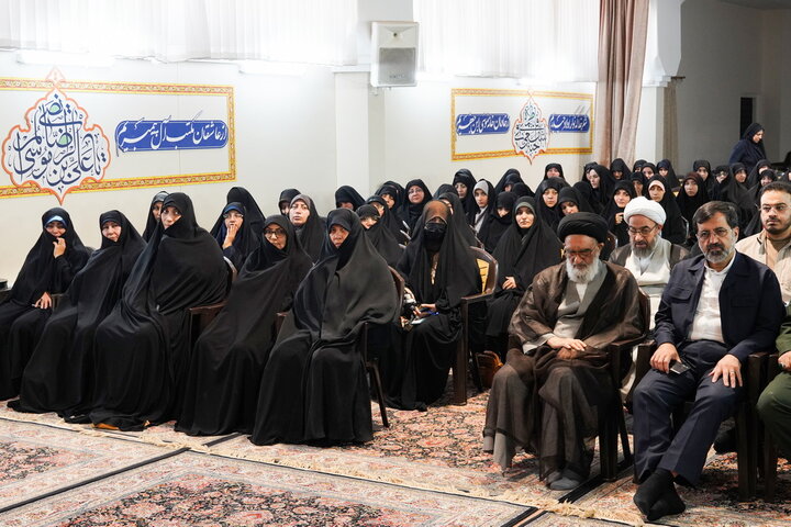 تکریم بانوان فعال اجتماعات شبانه استان قم در حرم بانوی کرامت