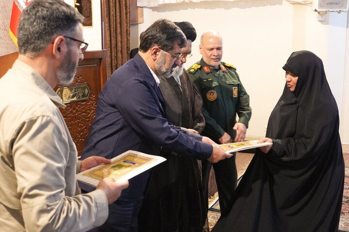 تکریم بانوان فعال اجتماعات شبانه استان قم در حرم بانوی کرامت