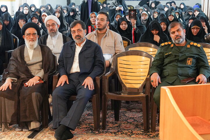 تکریم بانوان فعال اجتماعات شبانه استان قم در حرم بانوی کرامت