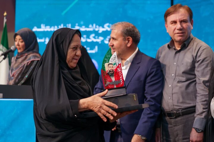تصاویر/ تجلیل از خانواده‌های شهدا در بوشهر