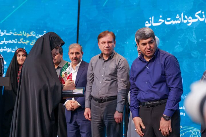 تصاویر/ تجلیل از خانواده‌های شهدا در بوشهر