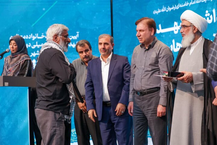 تصاویر/ تجلیل از خانواده‌های شهدا در بوشهر