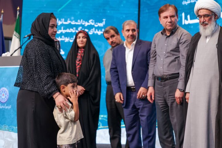 تصاویر/ تجلیل از خانواده‌های شهدا در بوشهر