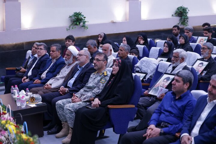 تصاویر/ تجلیل از خانواده‌های شهدا در بوشهر