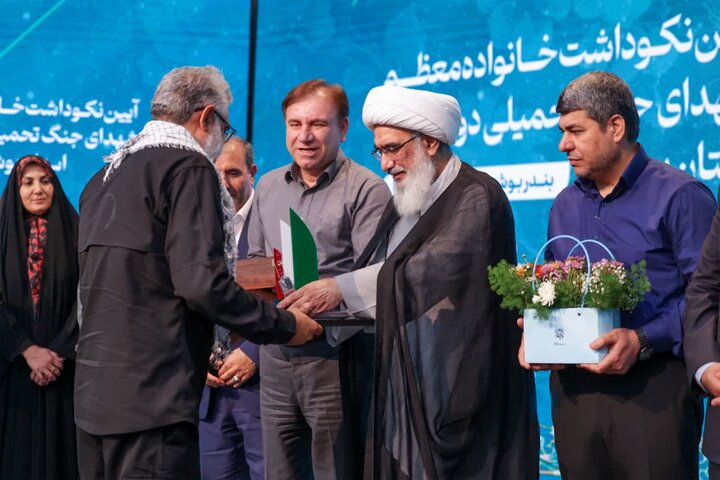 تصاویر/ تجلیل از خانواده‌های شهدا در بوشهر