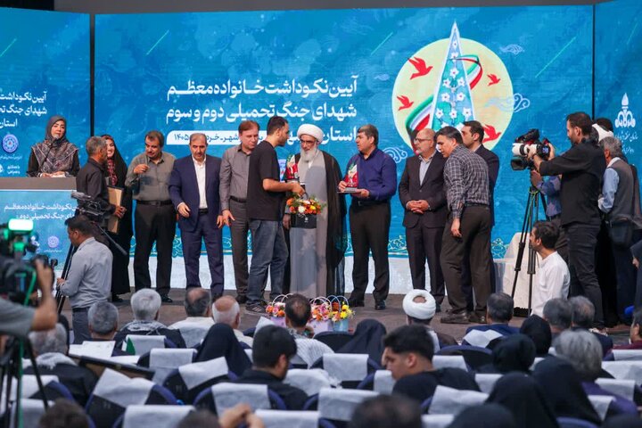 تصاویر/ تجلیل از خانواده‌های شهدا در بوشهر