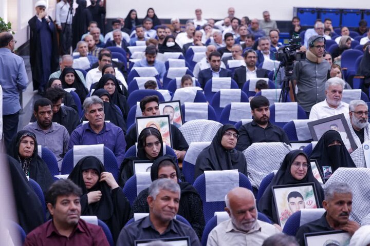 تصاویر/ تجلیل از خانواده‌های شهدا در بوشهر