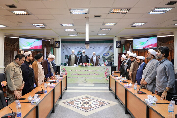 تصاویر/ آیین رونمایی از مجموعه مقالات همایش غدیر و پوستر همایش بین‌المللی «غدیر در میراث عارفان مسلمان»