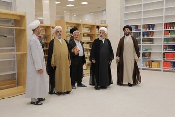 تصاویر/ بازدید آیت‌الله فاضل لنکرانی از مخزن کتابخانه مدینة‌العلم کاظمیه یزد