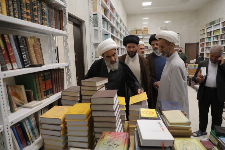 تصاویر/ بازدید آیت‌الله فاضل لنکرانی از مخزن کتاب مدینة‌العلم کاظمیه یزد
