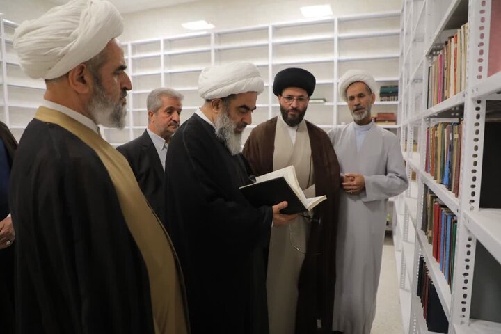 تصاویر/ بازدید آیت‌الله فاضل لنکرانی از مخزن کتاب مدینة‌العلم کاظمیه یزد