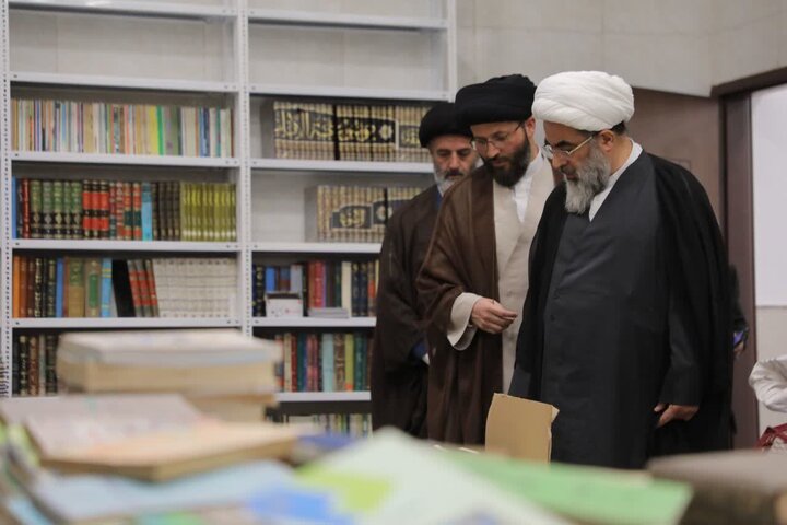 تصاویر/ بازدید آیت‌الله فاضل لنکرانی از مخزن کتاب مدینة‌العلم کاظمیه یزد