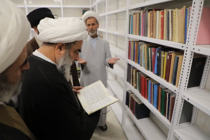 تصاویر/ بازدید آیت‌الله فاضل لنکرانی از مخزن کتاب مدینة‌العلم کاظمیه یزد
