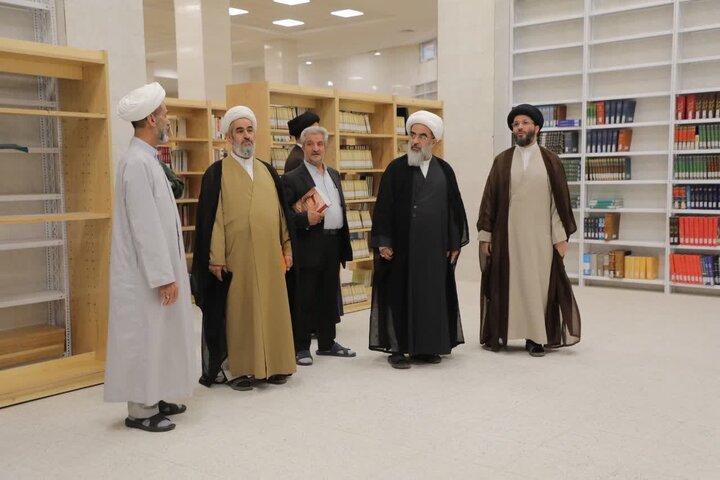 تصاویر/ بازدید آیت‌الله فاضل لنکرانی از مخزن کتاب مدینة‌العلم کاظمیه یزد