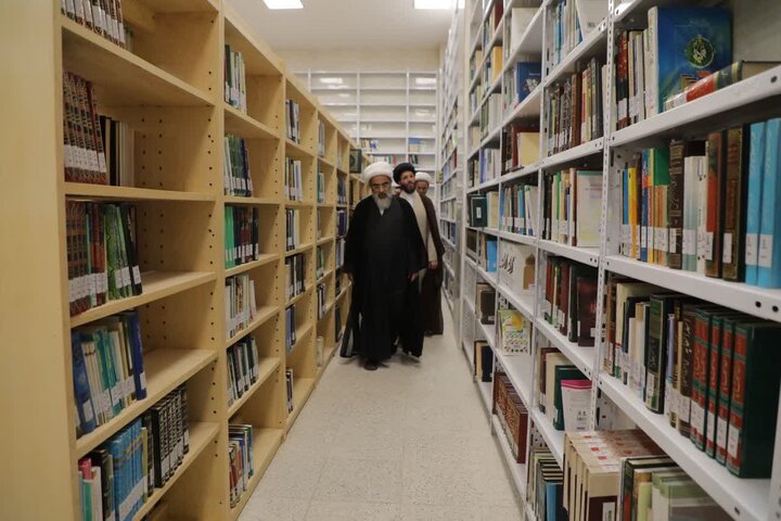 تصاویر/ بازدید آیت‌الله فاضل لنکرانی از مخزن کتاب مدینة‌العلم کاظمیه یزد