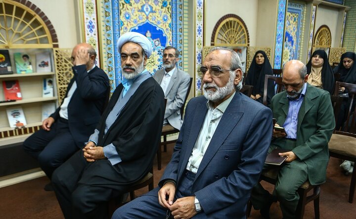 تصاویر/ رونمایی از کتاب شخصیت قرآنی رهبر شهید