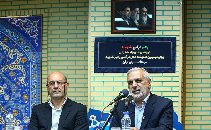 تصاویر/ رونمایی از کتاب شخصیت قرآنی رهبر شهید