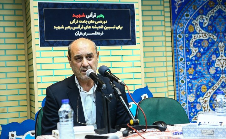 تصاویر/ رونمایی از کتاب شخصیت قرآنی رهبر شهید