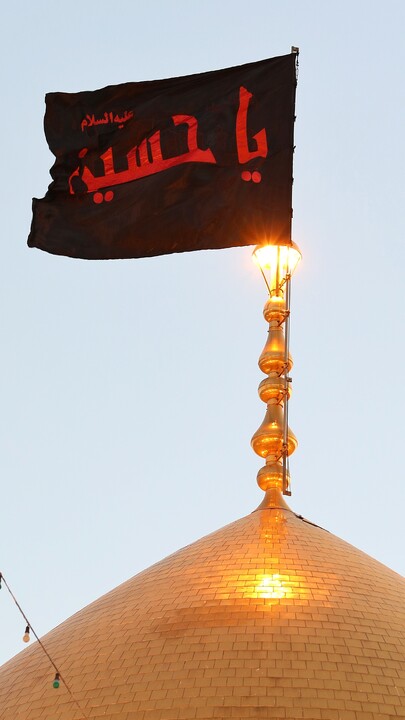 تصاویر/  آیین تعویض پرچم گنبد حرم مطهر حضرت فاطمه معصومه سلام‌الله‌علیها در شب اول محرم