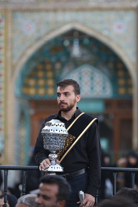 تصاویر/  آیین تعویض پرچم گنبد حرم مطهر حضرت فاطمه معصومه سلام‌الله‌علیها در شب اول محرم