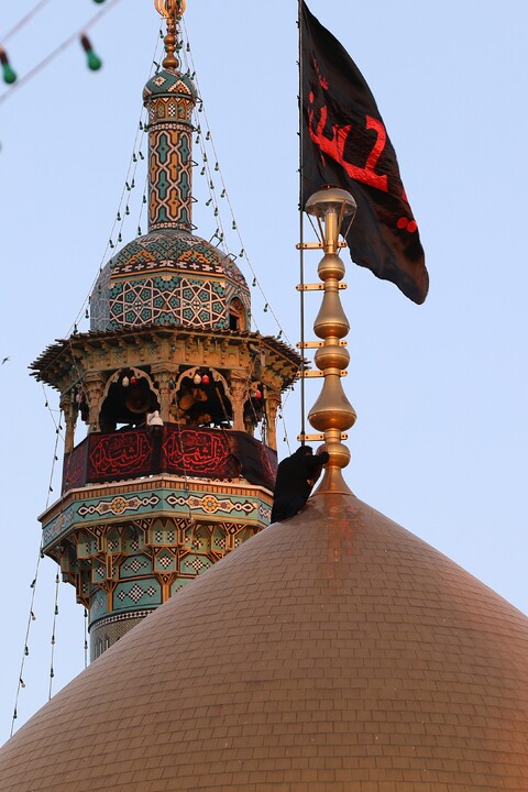 Cerimonia della sostituzione della bandiera sulla cupola del Santuario della Santa Fatima Ma'suma (pace su di lei) nella notte del primo di Muharram