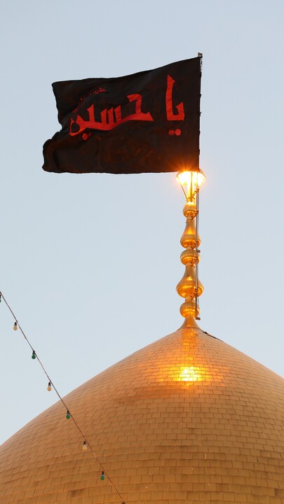 Cerimonia della sostituzione della bandiera sulla cupola del Santuario della Santa Fatima Ma'suma (pace su di lei) nella notte del primo di Muharram