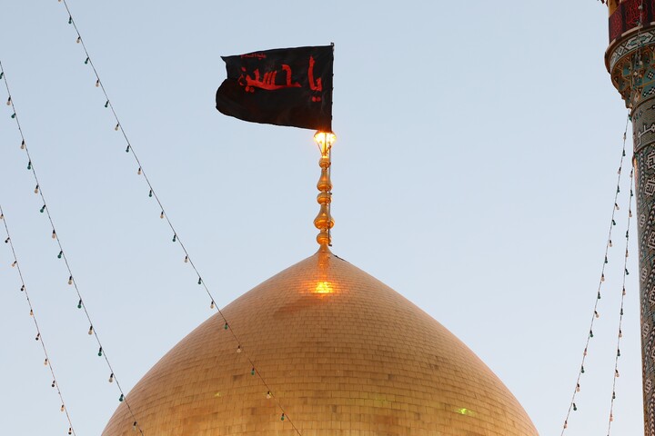 تصاویر/  آیین تعویض پرچم گنبد حرم مطهر حضرت فاطمه معصومه سلام‌الله‌علیها در شب اول محرم
