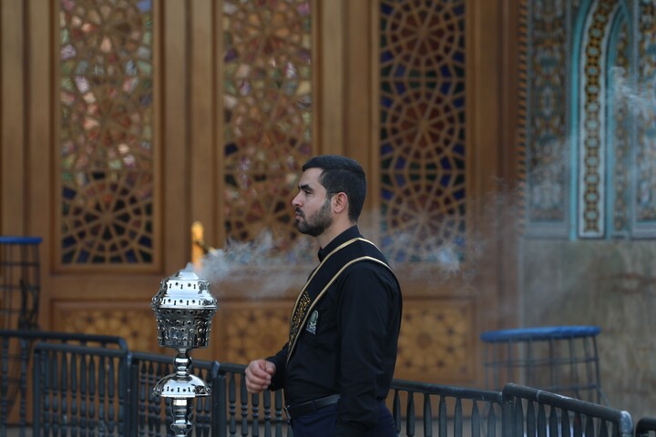 تصاویر/  آیین تعویض پرچم گنبد حرم مطهر حضرت فاطمه معصومه سلام‌الله‌علیها در شب اول محرم