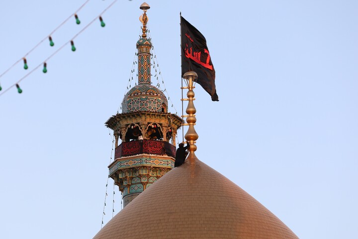 تصاویر/  آیین تعویض پرچم گنبد حرم مطهر حضرت فاطمه معصومه سلام‌الله‌علیها در شب اول محرم