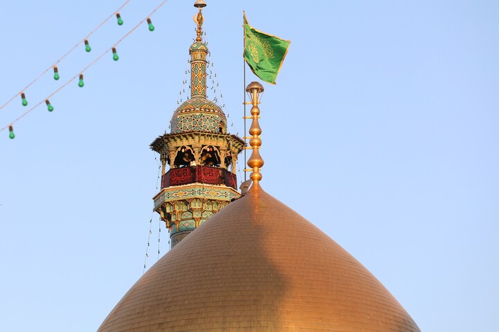 تصاویر/  آیین تعویض پرچم گنبد حرم مطهر حضرت فاطمه معصومه سلام‌الله‌علیها در شب اول محرم
