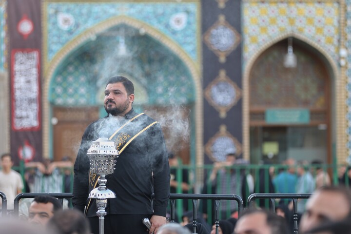 تصاویر/  آیین تعویض پرچم گنبد حرم مطهر حضرت فاطمه معصومه سلام‌الله‌علیها در شب اول محرم