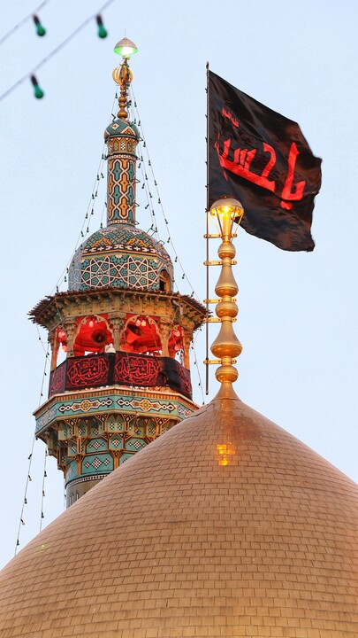 Cerimonia della sostituzione della bandiera sulla cupola del Santuario della Santa Fatima Ma'suma (pace su di lei) nella notte del primo di Muharram