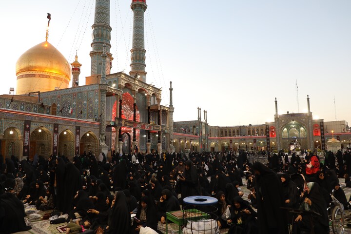 تصاویر/  آیین تعویض پرچم گنبد حرم مطهر حضرت فاطمه معصومه سلام‌الله‌علیها در شب اول محرم