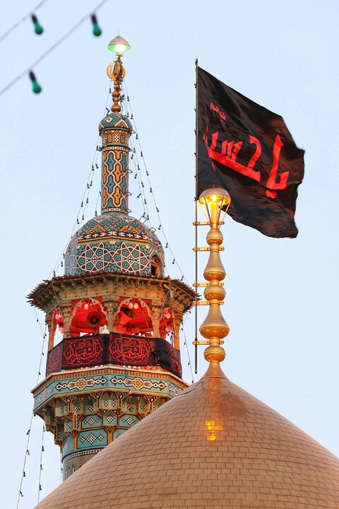 تصاویر/  آیین تعویض پرچم گنبد حرم مطهر حضرت فاطمه معصومه سلام‌الله‌علیها در شب اول محرم