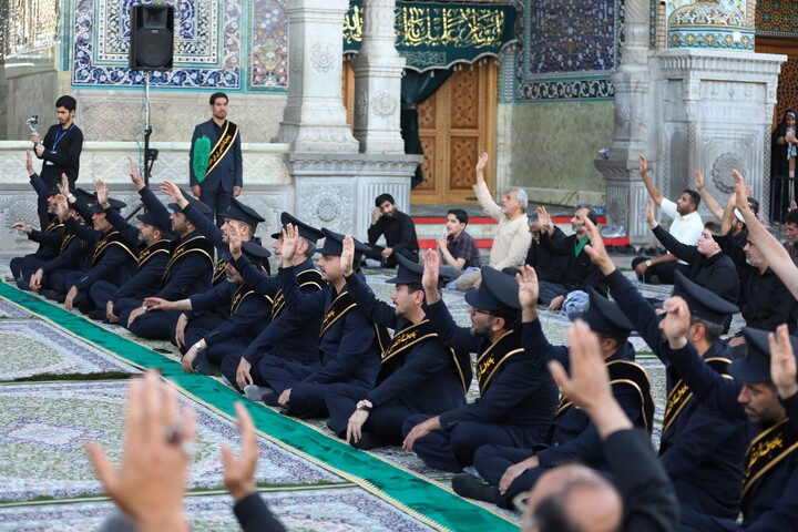 تصاویر/  آیین تعویض پرچم گنبد حرم مطهر حضرت فاطمه معصومه سلام‌الله‌علیها در شب اول محرم