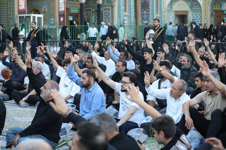 تصاویر/  آیین تعویض پرچم گنبد حرم مطهر حضرت فاطمه معصومه سلام‌الله‌علیها در شب اول محرم
