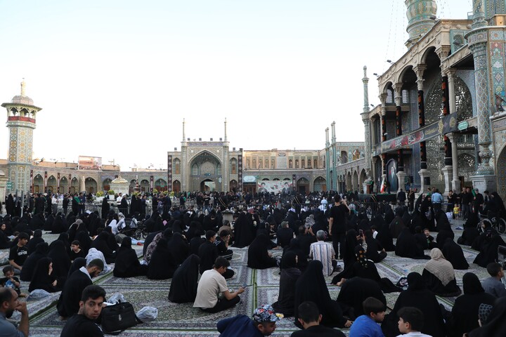 Cerimonia della sostituzione della bandiera sulla cupola del Santuario della Santa Fatima Ma'suma (pace su di lei) nella notte del primo di Muharram