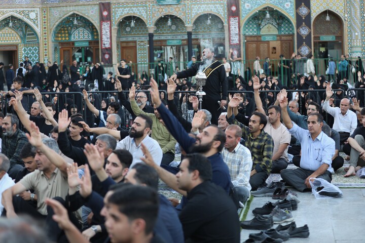 Cerimonia della sostituzione della bandiera sulla cupola del Santuario della Santa Fatima Ma'suma (pace su di lei) nella notte del primo di Muharram