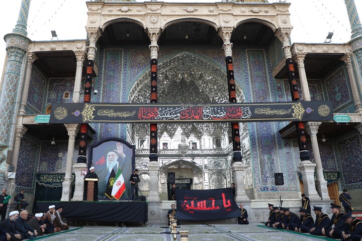 Cerimonia della sostituzione della bandiera sulla cupola del Santuario della Santa Fatima Ma'suma (pace su di lei) nella notte del primo di Muharram