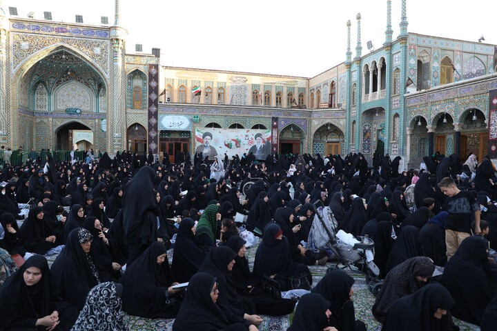 تصاویر/  آیین تعویض پرچم گنبد حرم مطهر حضرت فاطمه معصومه سلام‌الله‌علیها در شب اول محرم