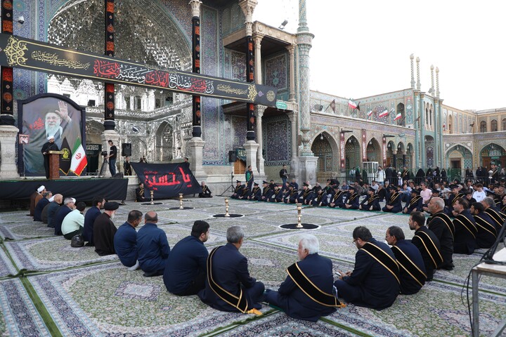 تصاویر/  آیین تعویض پرچم گنبد حرم مطهر حضرت فاطمه معصومه سلام‌الله‌علیها در شب اول محرم