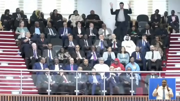 فيديو | تصفيح حار في البرلمان التنزاني أثناء تقديم نائب السفير الإيراني