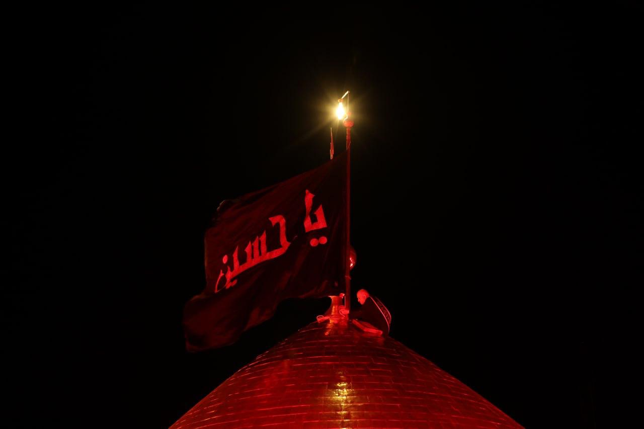 كربلاء تشهد مراسم استبدال رايتي قبتي الإمام الحسين وأخيه العباس (عليهما السلام) إيذاناً بحلول شهر المحرم (فيديو وصور)