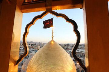 پرچم عزای سیدالشهدا(ع) بر فراز گنبد حرم بانوی کرامت به اهتزاز درآمد+ تصاویر
