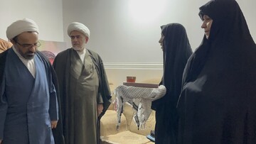تجلیل معاون پژوهش حوزه‌های علمیه خواهران کشور از شهید زرنگاری