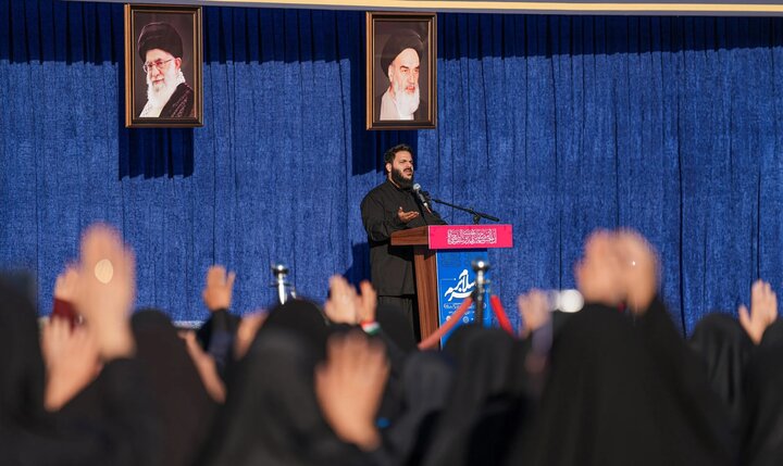 تصاویر/ اهتزاز بزرگترین پرچم عزای حسینی کشور