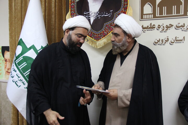تصاویر / معارفه وتکریم مدیر جدید مدرسه علمیه شیخ الاسلام قزوین